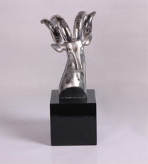 卷角羊头摆件 仿古工艺点亮现代家居的时尚宣言