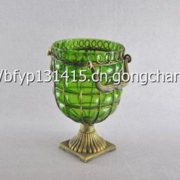 匠心独运的铁艺玻璃花瓶 融合实用美学与工艺精神的现代家居装饰